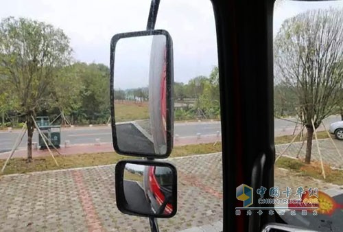 春天開車，基本上沒有人會(huì)想著開空調(diào)，這乍暖還寒的時(shí)候，可以選擇打開車窗，促進(jìn)駕駛室內(nèi)的空氣流通。多呼吸呼吸新鮮空氣，再加上微涼的春風(fēng)，卡車司機(jī)可以長(zhǎng)時(shí)間保持清醒的狀態(tài)。