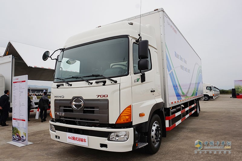 海量現(xiàn)場(chǎng)圖  見證廣汽日野1000臺(tái)轎運(yùn)車與廂式車簽約和交付