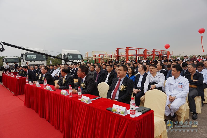 海量現(xiàn)場(chǎng)圖  見證廣汽日野1000臺(tái)轎運(yùn)車與廂式車簽約和交付