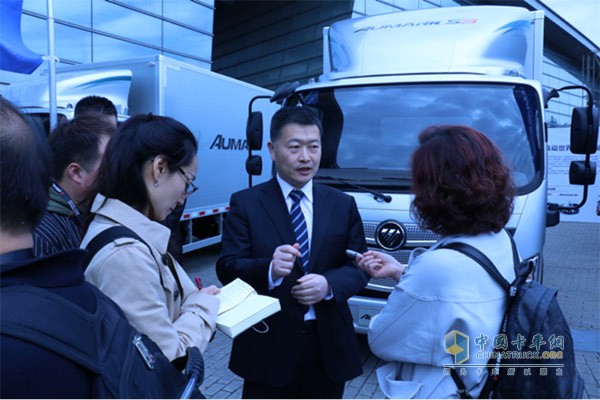 福田商用汽車(chē)集團(tuán)高級(jí)副總裁 歐馬可業(yè)務(wù)總監(jiān) 歐馬可事業(yè)本部本部長(zhǎng)顧德華先生接受媒體采訪