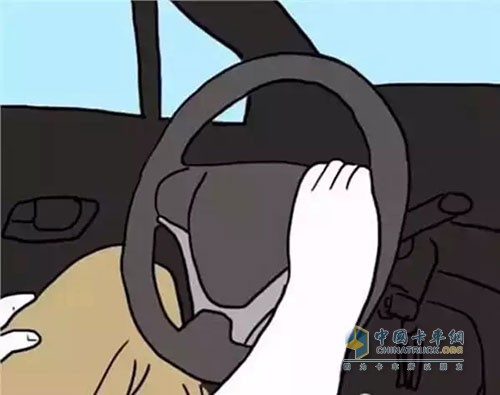 一只手操控整輛車，有種把世界握在手里的感覺。不過現(xiàn)在看來，這種手扶拖拉機(jī)式雖然看似瀟灑，但是一旦需要緊急躲閃的時候，一只手根本來不及反應(yīng)過來去打方向。