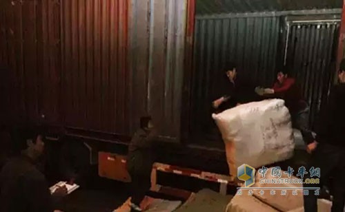 卡車司機不是卸貨員，但是也得具備卸貨技能，有時候為了卸貨趕工，少不得要親自上陣，幫著卸貨員，將車廂里的貨物卸下來。