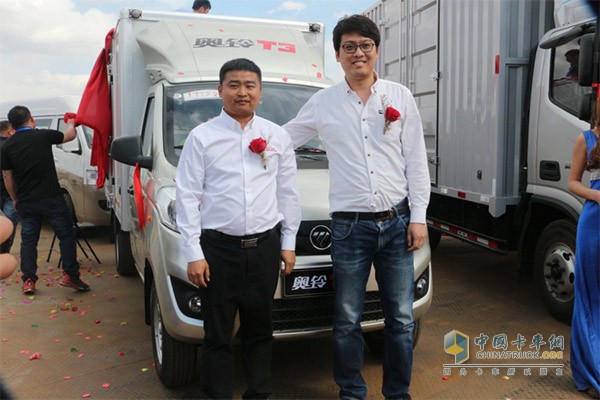 福田輕型商用車事業(yè)本部奧鈴內(nèi)蒙古市場部經(jīng)理王強(qiáng)先生與福田康明斯發(fā)動(dòng)機(jī)廠內(nèi)蒙古大區(qū)經(jīng)理袁善君先生為奧鈴T3超值微卡揭幕