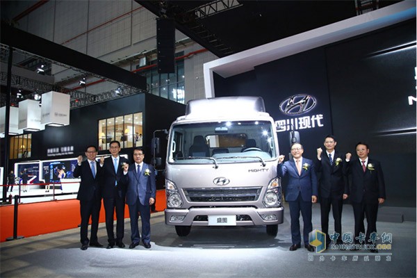 現(xiàn)代汽車商用事業(yè)本部長 柳在榮（左三）；四川現(xiàn)代汽車有限公司總經(jīng)理 金時平（左四）；現(xiàn)代汽車商用車研發(fā)中心擔(dān)當(dāng) 卓榮德（左二）；四川南駿汽車集團(tuán)有限公司總經(jīng)理 周靜（左五）；現(xiàn)代汽車商用車開發(fā)中心長 南贊鎮(zhèn)（左一）；四川現(xiàn)代汽車有限公司常務(wù)副總經(jīng)理 李永明（左六）