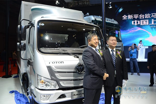 福田商用汽車(chē)集團(tuán)高級(jí)副總裁、歐馬可業(yè)務(wù)總監(jiān)、歐馬可事業(yè)本部本部長(zhǎng)顧德華先生和北京福田康明斯發(fā)動(dòng)機(jī)有限公司黨委書(shū)記詹振京為歐馬可S1超級(jí)輕卡首發(fā)揭幕