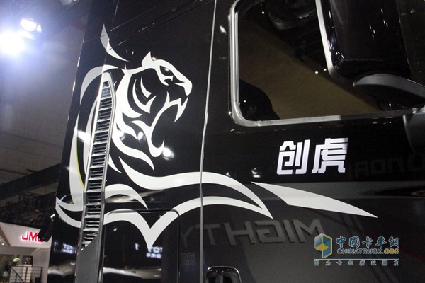 黑漆白虎更顯威猛，遠(yuǎn)看就知道這車和虎有關(guān)