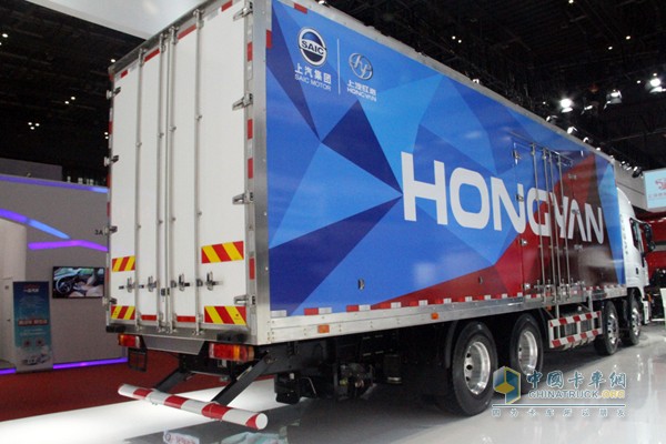 全場(chǎng)最長(zhǎng)的8X4中置軸列車才配的上紅巖二字，“HONGYAN”夠明顯，品牌夠突出