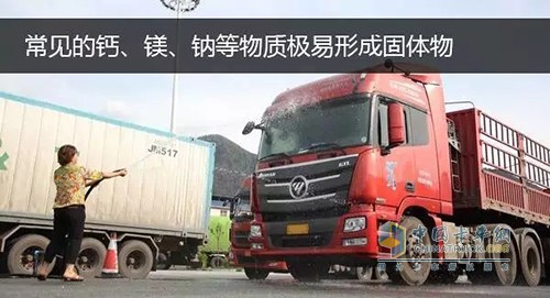 尿素溶液的替代品或許是車(chē)主非常關(guān)注的，曾有不少車(chē)主會(huì)問(wèn)，偶爾勾兌點(diǎn)礦泉水、純凈水、白開(kāi)水應(yīng)應(yīng)急，難道也不行嗎?首先自來(lái)水中的雜質(zhì)很多，遠(yuǎn)遠(yuǎn)超乎我們?nèi)庋鄣目梢暦秶Ｆ渲凶顬槌Ｒ?jiàn)的鈣、鎂、鈉等物質(zhì)極易形成固體物，從而堵塞尿素噴嘴。