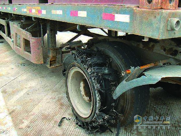 胎壓過高最直接的感受就是車輛行駛的顛簸程度加劇，舒適性下降。日常行駛顛簸強度高，振動劇烈時，會加劇車輛行走系以及轉(zhuǎn)向系統(tǒng)部件的疲勞程度，使底盤的零部件如懸架等部分提前老化，造成車輛的損耗增加，同時增加了爆胎的可能性。