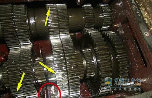 對(duì)于有隨動(dòng)閥以及預(yù)選閥的變速箱來(lái)講，7檔的時(shí)候把預(yù)選閥從高位變低位，踩下離合器再次踩下離合器換到6檔，而不是在7檔摘空檔后撥片撥到低檔。