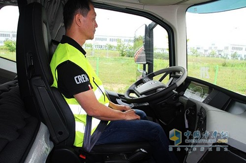 正確的開車坐姿應(yīng)該把座位前提，坐墊適當?shù)匾葡蚍较虮P，使方向盤盡量靠近胸前，同時膝關(guān)節(jié)屈曲，并使之超過髖關(guān)節(jié)的高度。