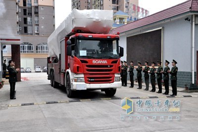 　　為適應當前城市火災形勢的需要，進一步加強部隊車輛裝備建設，全面提升隊伍整體戰(zhàn)斗力，3月21日，百色平果縣消防大隊喜迎“新戰(zhàn)友”——F55RLX登高平臺消防車，刷新了我縣登高平臺消防車救援高度，可滿足高層建筑滅火的需要。新車輛的到位，進一步完善了平果大隊車輛配備標準，極大的提高了部隊的戰(zhàn)斗力。  　　這輛F55RLX登高平臺消防車，總價值1000多萬元，平臺最大承載量500公斤，可以直接進行19層樓的高空救援，彌補了我縣高空救援設備不足的缺陷，將極大提升我縣消防整體作戰(zhàn)實力和滅火救援能力。  　　“工欲善其事、必先利其器”。近年來，隨著平果縣經(jīng)濟的快速增長，各類滅火救援任務不斷增多，各類火險因素也不斷加大，為了提高消防部隊防火、滅火、搶險救援的能力，平果大隊按照打造“公安消防鐵軍”的總要求，緊緊圍繞戰(zhàn)勤保障的需求，在建立保障機制、完善保障內(nèi)容、拓寬保障渠道、加大保障投入上做文章，積極探索，多措并舉，全面推動后勤裝備建設，此次采購的F55RLX登高平臺消防車，進一步提升了部隊整體戰(zhàn)斗力，官兵們一致表示，一定會盡快熟悉裝備，使裝備與人能達到最佳結合，發(fā)揮裝備器材的最大效能，為平果的經(jīng)濟建設發(fā)展作出更大貢獻。
