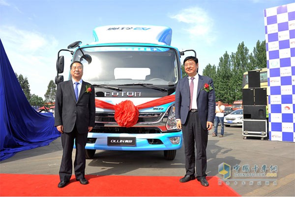 中國物流與采購聯(lián)合會副會長蔡進(jìn)先生與福田商用汽車集團(tuán)副總裁、輕型商用車業(yè)務(wù)總監(jiān)趙建民先生為福田奧鈴EV純電動超級輕卡新品揭幕