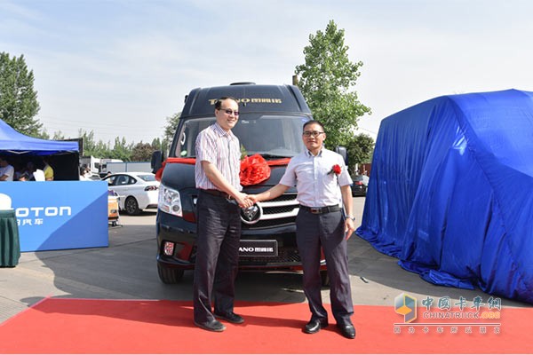 江蘇省汽車摩托車運(yùn)動聯(lián)合會主席郝星辰先生與成都傳化公路港副總經(jīng)理潘中華先生為圖雅諾高頂房車新品揭幕
