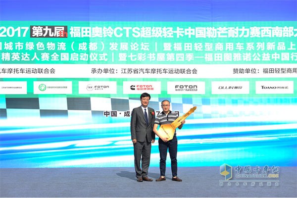 福田商用汽車集團(tuán)商務(wù)汽車業(yè)務(wù)總監(jiān)、輕型商用車事業(yè)本部執(zhí)行副本部長潘林波先生向四川富臨運(yùn)業(yè)集團(tuán)股份有限公司車輛技術(shù)管理部總監(jiān)羅明飛先生遞交福田圖雅諾車鑰匙