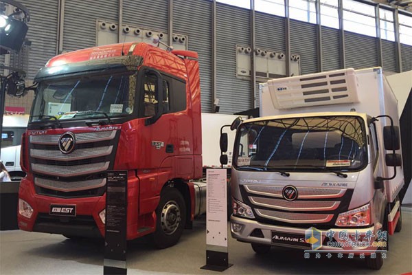 歐馬可S3冷鏈運(yùn)輸車與福田戴姆勒歐曼EST超級重卡同臺(tái)亮相