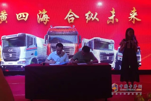 聯(lián)合卡車2017年新品品鑒會(huì)活動(dòng)現(xiàn)場簽單35臺(tái)