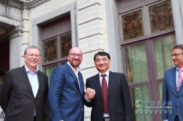 貝卡爾特CEO(左1)、比利時(shí)首相米歇爾(左2)、中策董事長(zhǎng)沈金榮(右)