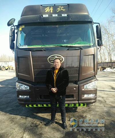 王大東與解放卡車(chē)一起經(jīng)歷運(yùn)輸路上的酸甜苦辣