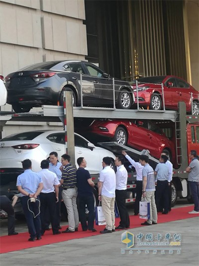 參會(huì)人員圍觀長久中置軸車輛運(yùn)輸車