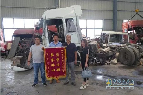 車主佟先生和夫人受司機(jī)楊師傅委托帶著錦旗感謝湖北飛天雷龍有限公司(聯(lián)合卡車襄陽(yáng)經(jīng)銷商)