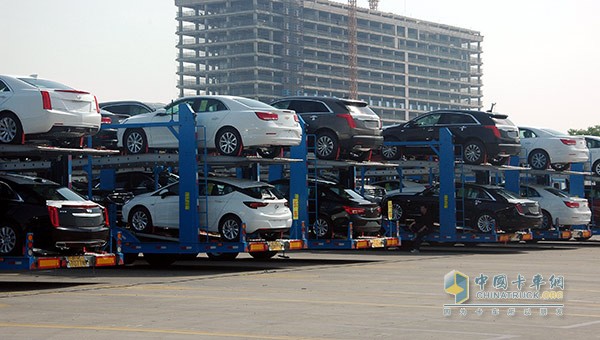 上汽紅巖首批中置軸轎運(yùn)車(chē)