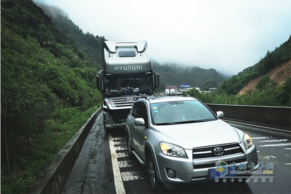 創(chuàng)虎車主蘆師傅在甘孜藏族自治州康定市境內(nèi)318國(guó)道上行駛過(guò)程中出現(xiàn)故障