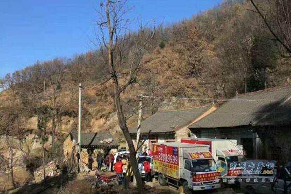 盧財國帶著生活日用品與愛人，同事一同進山去看望老人