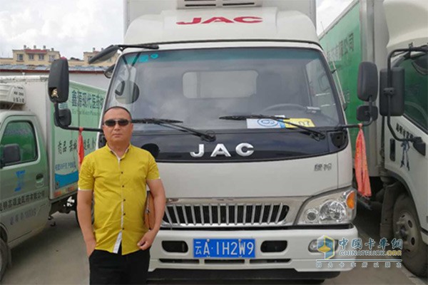 江淮最美卡哥康洪軍與愛(ài)車(chē)康鈴合影
