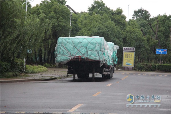 剛剛運(yùn)輸歸來(lái)的汕德卡將掛車(chē)停在現(xiàn)場(chǎng)