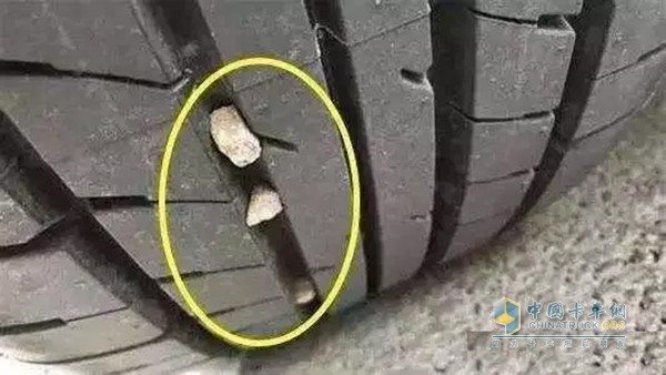 輪胎卡上了小石子