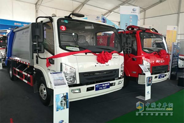 一汽凌河中國市場首發(fā)展示了環(huán)衛(wèi)車等專用車及皮卡、新能源乘用車等成熟車型