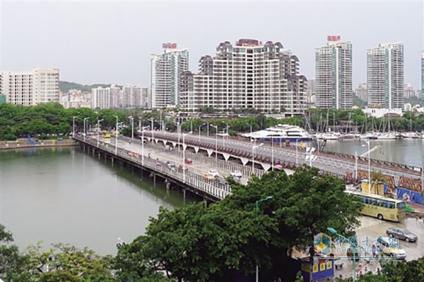 2017年7月6日，三亞大橋臨時(shí)交通便橋建成通車。