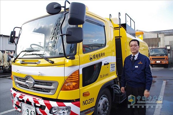 Kankyo Gijutsu公司的基于FE的日野Ranger道路清掃車(chē)配備艾里遜2500型號(hào)全自動(dòng)變速箱。