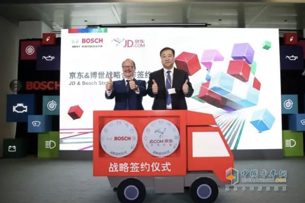 博世汽車售后市場(chǎng)大中華區(qū)總裁安德世和京東商城居家生活事業(yè)部汽車用品部總經(jīng)理唐詣深現(xiàn)場(chǎng)簽約