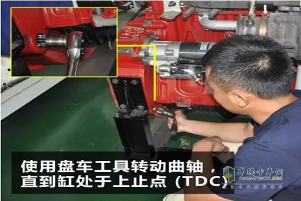 調(diào)整間隙時(shí)，用盤車工具轉(zhuǎn)動(dòng)曲柄