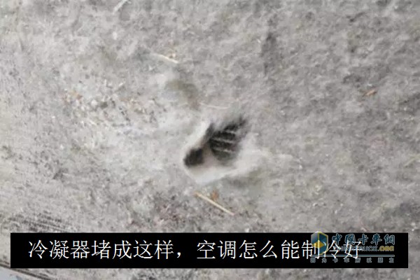 冷凝器堵成這樣，空調怎么能制冷好