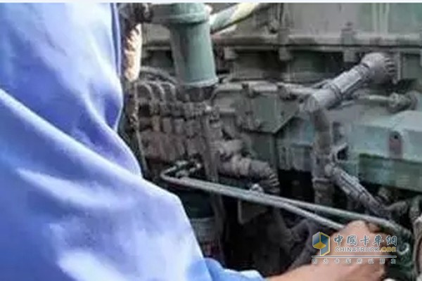 卡車(chē)維修莫大意 致命危險(xiǎn)傷不起