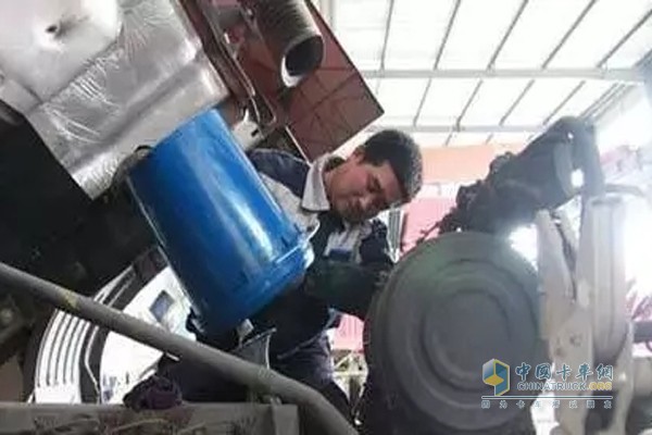 發(fā)動(dòng)機(jī)機(jī)油不能只加不換