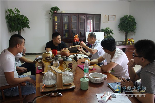 中國(guó)重汽銷售部長(zhǎng)沙分公司人員對(duì)用戶講解問(wèn)題