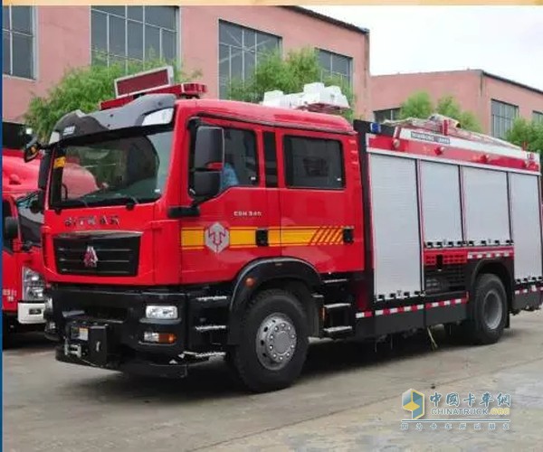 中國(guó)重汽汕德卡城市主戰(zhàn)消防車