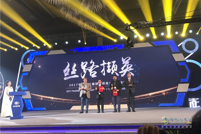 夠澎湃享信賴！被點名的人上臺領獎啦！