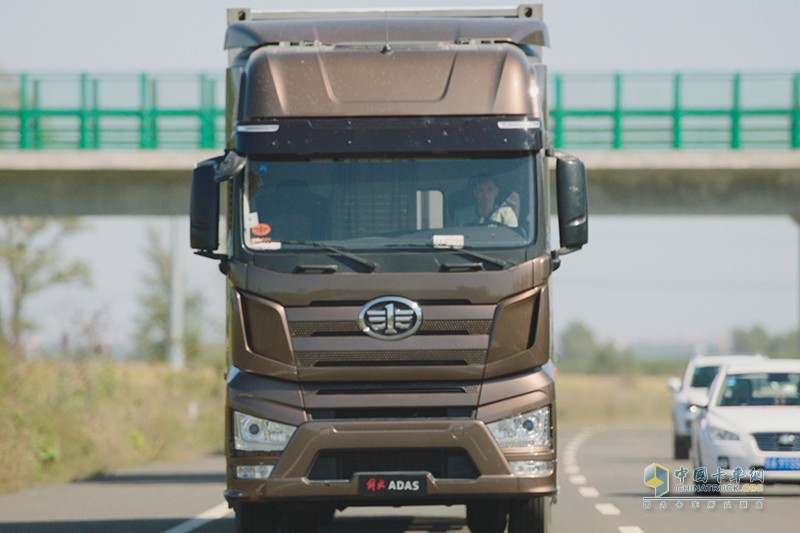 一汽解放智能卡車(chē)完成高速公路實(shí)車(chē)測(cè)試，駛?cè)胫悄軙r(shí)代
