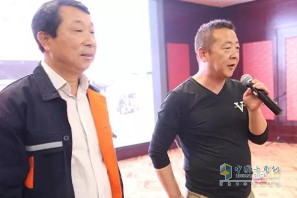 左為喀什軒宇鑫商貿(mào)有限公司田總，右為忠實(shí)客戶白先生
