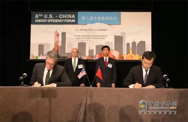 福田汽車集團(tuán)常務(wù)副總經(jīng)理、福田商用汽車集團(tuán)CEO鞏月瓊與康明斯公司副總裁、中國及俄羅斯康明斯(中國)投資有限公司董事長兼首席執(zhí)行官曹思德代表雙方簽署《綠色動(dòng)力與智能卡車合作開發(fā)項(xiàng)目備忘錄》