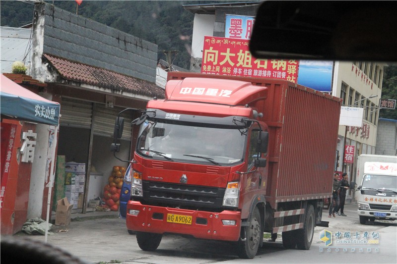 中國(guó)重汽藏地探索世界屋脊：左貢開(kāi)往魯朗