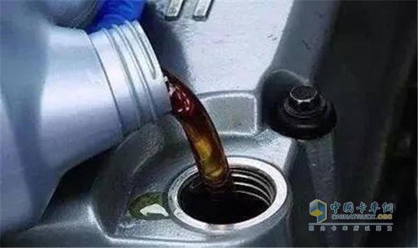 及時(shí)檢查并添加剎車油