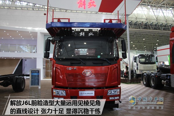 轎運實力新?lián)?解放J6L中置軸轎運車