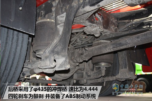 轎運實力新?lián)?解放J6L中置軸轎運車
