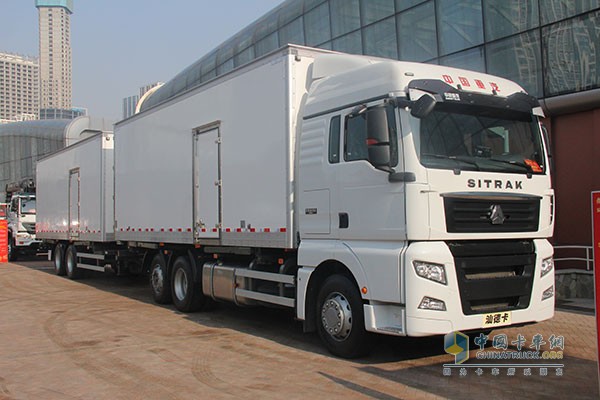 SITRAK(汕德卡)C7H 6×2中置軸貨運(yùn)列車(chē)